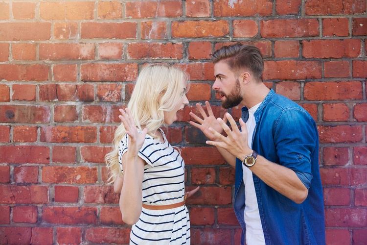 Frasa Halus yang Sering Dipakai Pasangan Pengontrol dalam Percakapan Sehari-hari