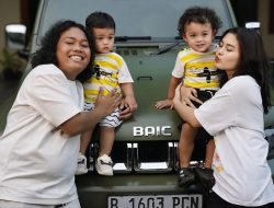 Berikut adalah rephrasing dari judul tersebut dalam Bahasa Indonesia yang lebih menarik dan tetap menjaga maknanya:
**”Marshel Widianto Bikin Heboh, Hadiahkan Istri Mobil Baru! 7 Potret Bahagianya”**
Alternatif lain yang juga bisa dipertimbangkan:
1. **”Hadiah Mobil Baru untuk Istri, 7 Momen Bahagia Marshel Widianto yang Bikin Iri!”**
2. **”Romantis Banget! Marshel Widianto Hadiahkan Istri Mobil Baru, Lihat 7 Potretnya!”**
3. **”Marshel Widianto Curi Perhatian dengan Hadiah Mobil Baru untuk Istri – 7 Potret Penuh Tawa!”**
Silakan pilih yang paling sesuai dengan gaya media atau platform Anda! Berikut adalah rephrasing dari judul tersebut dalam Bahasa Indonesia yang lebih menarik dan tetap menjaga maknanya:
**”Marshel Widianto Bikin Heboh, Hadiahkan Istri Mobil Baru! 7 Potret Bahagianya”**
Alternatif lain yang juga bisa dipertimbangkan:
1. **”Hadiah Mobil Baru untuk Istri, 7 Momen Bahagia Marshel Widianto yang Bikin Iri!”**
2. **”Romantis Banget! Marshel Widianto Hadiahkan Istri Mobil Baru, Lihat 7 Potretnya!”**
3. **”Marshel Widianto Curi Perhatian dengan Hadiah Mobil Baru untuk Istri – 7 Potret Penuh Tawa!”**
Silakan pilih yang paling sesuai dengan gaya media atau platform Anda!