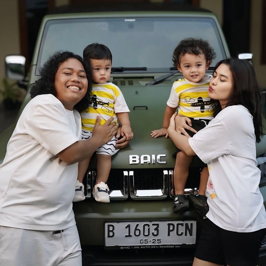Berikut adalah rephrasing dari judul tersebut dalam Bahasa Indonesia yang lebih menarik dan tetap menjaga maknanya:

**”Marshel Widianto Bikin Heboh, Hadiahkan Istri Mobil Baru! 7 Potret Bahagianya”**

Alternatif lain yang juga bisa dipertimbangkan:

1. **”Hadiah Mobil Baru untuk Istri, 7 Momen Bahagia Marshel Widianto yang Bikin Iri!”**
2. **”Romantis Banget! Marshel Widianto Hadiahkan Istri Mobil Baru, Lihat 7 Potretnya!”**
3. **”Marshel Widianto Curi Perhatian dengan Hadiah Mobil Baru untuk Istri – 7 Potret Penuh Tawa!”**

Silakan pilih yang paling sesuai dengan gaya media atau platform Anda!