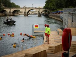 Swimmers Dive into the Seine After 100-Year Ban Lifts Swimmers Dive into the Seine After 100-Year Ban Lifts