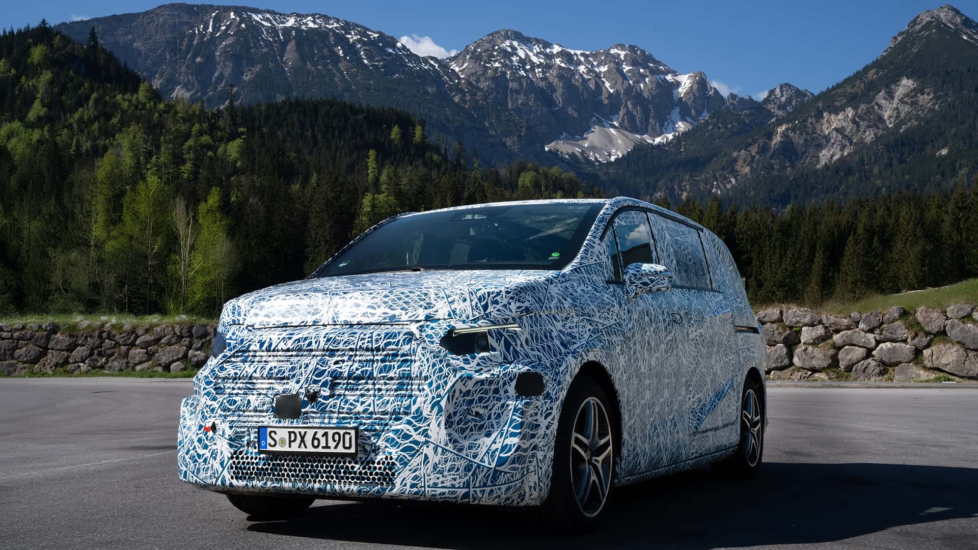 Mercedes’ Electric Luxury Van Offers Impressive Range