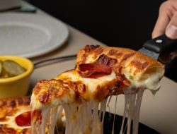 At Busan Station, Pizza Steals the Spotlight from Seafood At Busan Station, Pizza Steals the Spotlight from Seafood