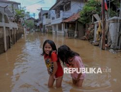 Banjir Jakarta Meluas, 51 RT Tergenang Hingga 3 Meter Banjir Jakarta Meluas, 51 RT Tergenang Hingga 3 Meter
