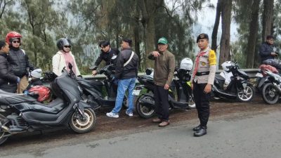 Ratusan Warga Penuhi Bromo, Tujuan Mereka Terungkap