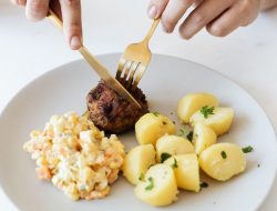 7 Etika Makan yang Harus Diketahui