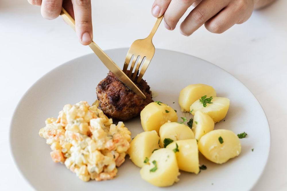 7 Etika Makan yang Harus Diketahui