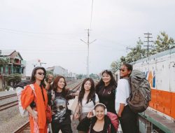 9 Potret Seru Karin Novilda dan Sahabat Mendaki Gunung Kembang