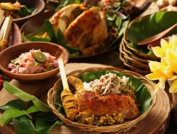7 Makanan Khas Bali: Ayam Betutu, Lawar, dan Sate Lilit 7 Makanan Khas Bali: Ayam Betutu, Lawar, dan Sate Lilit