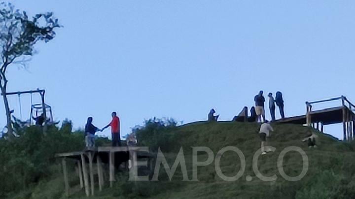 Menyaksikan Matahari Terbit di Bukit Selong Lombok