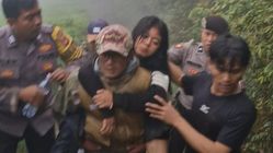 Polisi Selamatkan Pengunjung Hipotermia di Tengah Hujan Gerimis dan Kabut Tebal di Kawah Putih Ciwidey