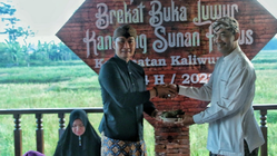 40 Ribu Nasi Berkat Dibagikan di Buka Luwur Sunan Kudus 2025, 500 Petugas Dikerahkan 40 Ribu Nasi Berkat Dibagikan di Buka Luwur Sunan Kudus 2025, 500 Petugas Dikerahkan