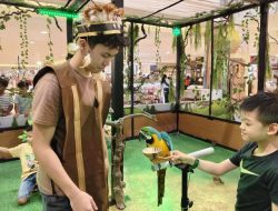 Mini Kebun Binatang di Mall Surabaya, Anak-anak Bisa Sentuh Rusa dan Burung Makau