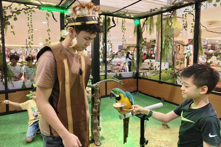 Mini Kebun Binatang di Mall Surabaya, Anak-anak Bisa Sentuh Rusa dan Burung Makau
