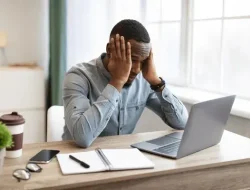 How to Appear Busy at Work While Job Hunting Secretly