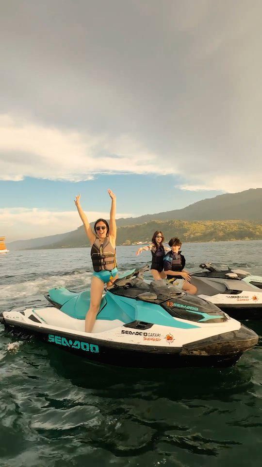 7 Potret Wulan Guritno Bermain Jetski di Danau Toba yang Menawan!