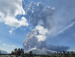 Breathtaking video captures massive volcano spewing 63,000-ft toxic ash cloud