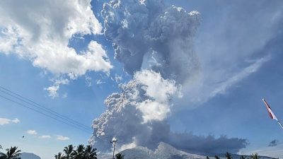 Breathtaking video captures massive volcano spewing 63,000-ft toxic ash cloud