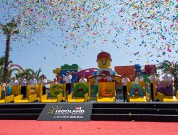 Thousands Rush to China’s First Legoland Amid Heatwave Thousands Rush to China’s First Legoland Amid Heatwave