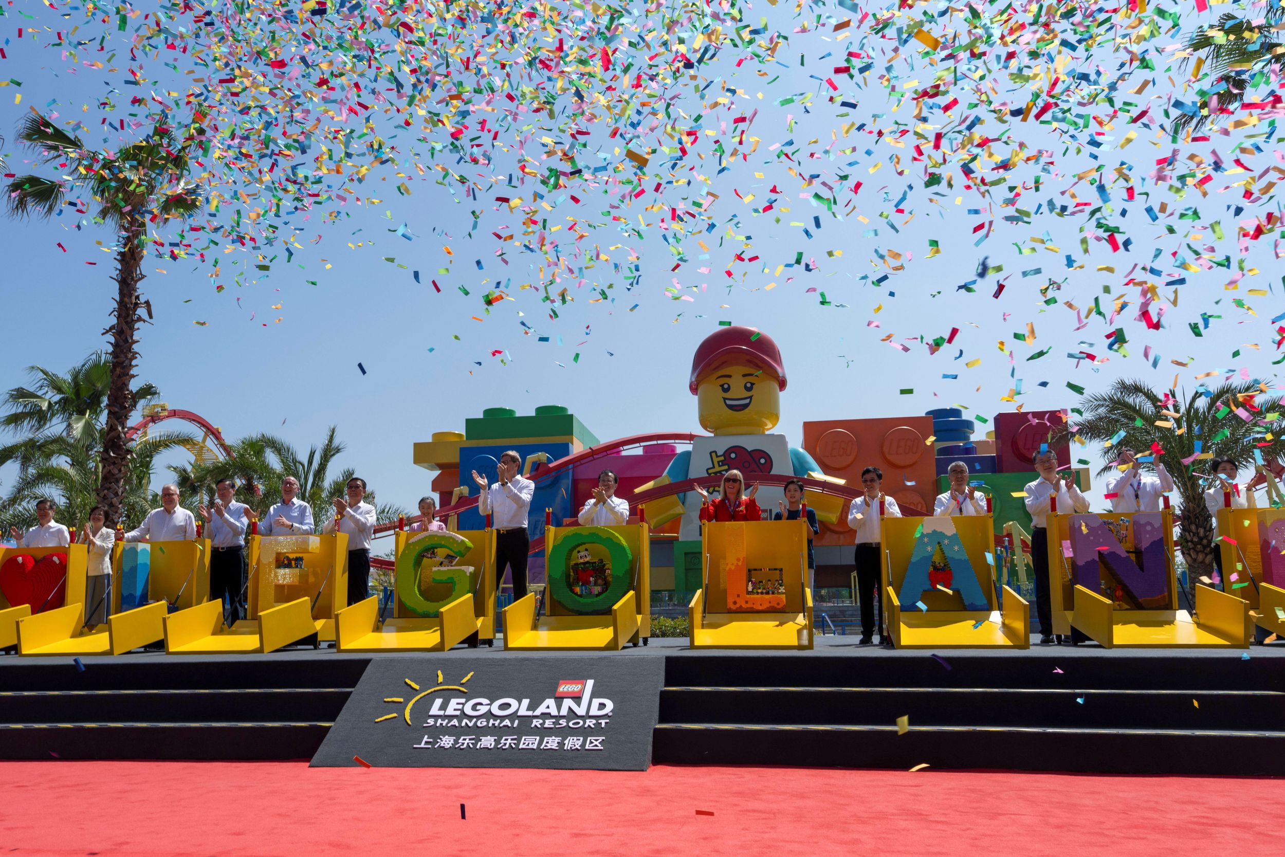 Thousands Rush to China’s First Legoland Amid Heatwave