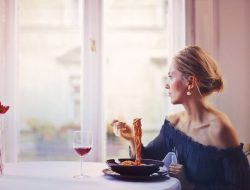 Lebih Suka Makan Sendiri? Ini 7 Kekuatan Psikologis yang Bikin Iri Banyak Orang
