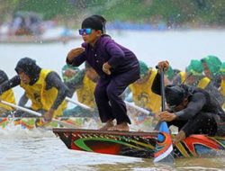Pacu Jalur: Tradisi Mendayung yang Penuh Makna Budaya Riau Pacu Jalur: Tradisi Mendayung yang Penuh Makna Budaya Riau