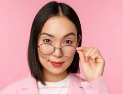 Cara Tampil Cantik dengan Makeup Tetap Awet Pakai Kacamata