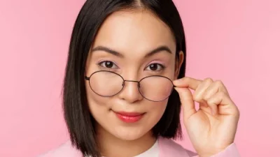 Cara Tampil Cantik dengan Makeup Tetap Awet Pakai Kacamata
