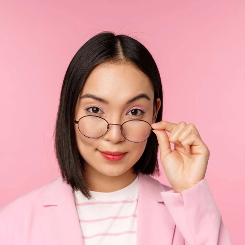 Cara Tampil Cantik dengan Makeup Tetap Awet Pakai Kacamata