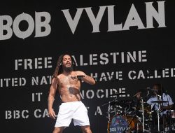 BBC Music Director Resigns Amid Glastonbury Controversy