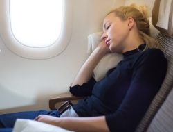 Cara Mengatasi Jet Lag dengan Atur Waktu Tidur