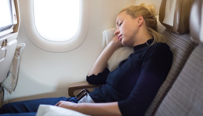 Cara Mengatasi Jet Lag dengan Atur Waktu Tidur