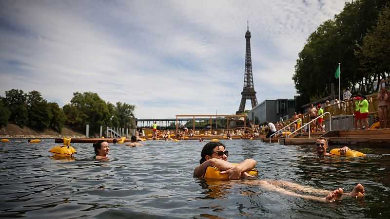 Parisians Swim in Seine After 100 Years