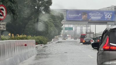 Wajib Diketahui: Batas Aman Mobil Matik Saat Banjir, Simak!