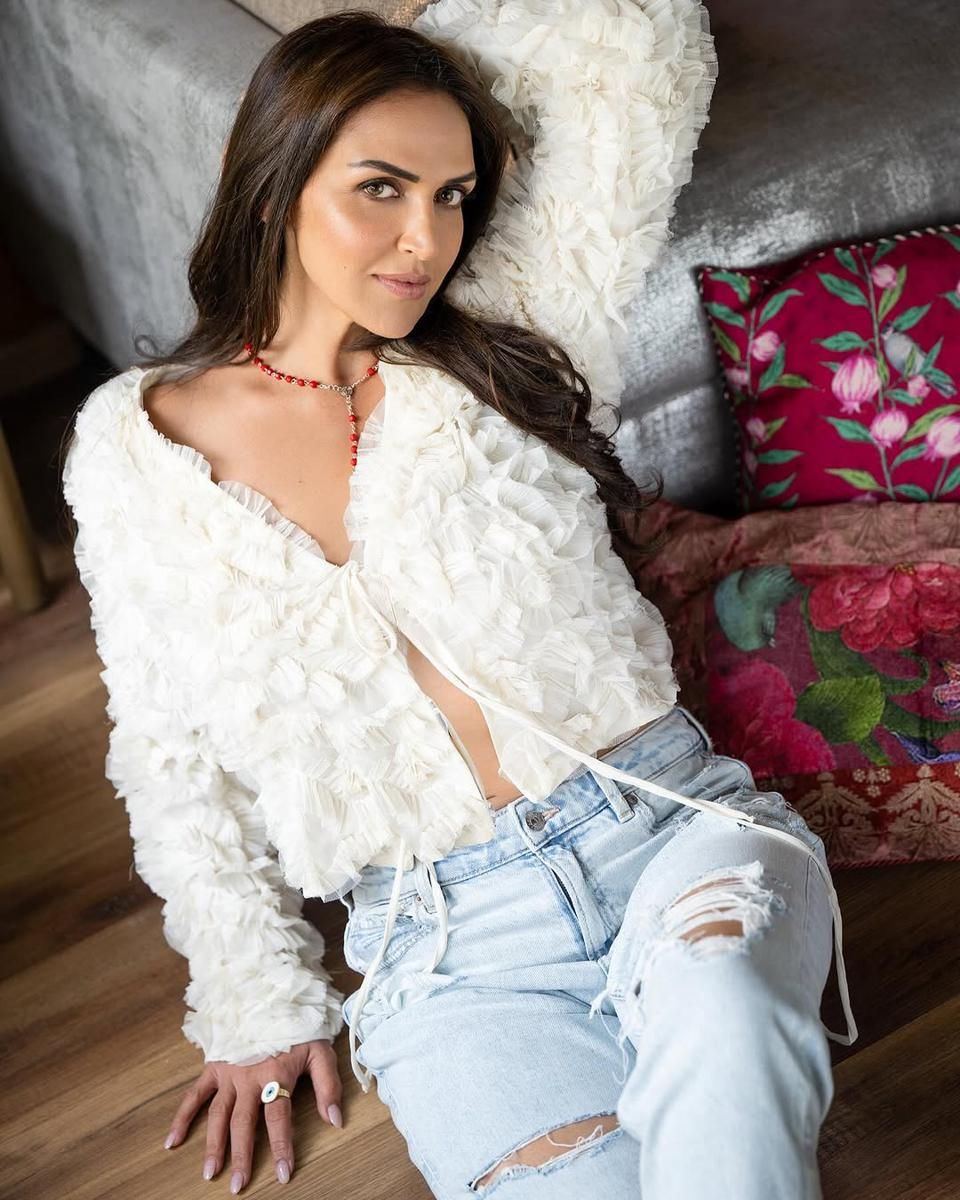 8 Potret Terbaru Esha Deol, Artis Bollywood yang Kini Janda!