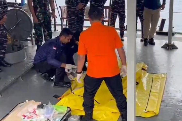 Jenazah Korban KMP Tunu Pratama Jaya Teridentifikasi, Warga Banyuwangi