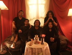 Bawah Matahari Merah Jambu, Perjalanan Rohani Melalui Musik
