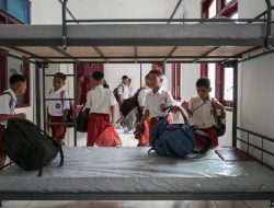 Pengalaman Siswa di Hari Pertama Sekolah: Gangguan Kesehatan hingga Dapat Laptop