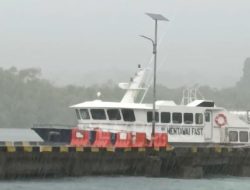 Perahu ASN dan DPRD Terbalik di Selat Sipora, 11 Orang Hilang
