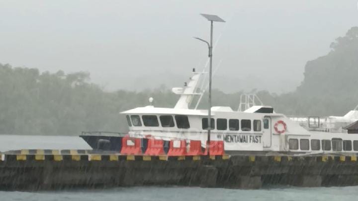 Perahu ASN dan DPRD Terbalik di Selat Sipora, 11 Orang Hilang