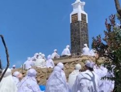 Ritual Ibadah di Puncak Gunung Lawu, Netizen Kaget dengan Rombongan Berpakaian Putih Ritual Ibadah di Puncak Gunung Lawu, Netizen Kaget dengan Rombongan Berpakaian Putih