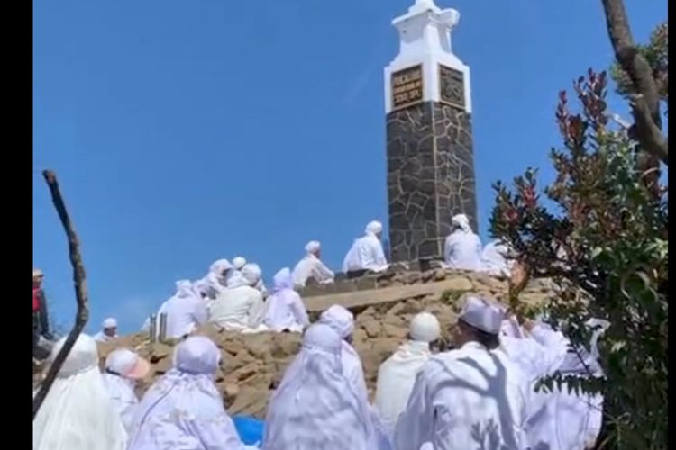 Ritual Ibadah di Puncak Gunung Lawu, Netizen Kaget dengan Rombongan Berpakaian Putih