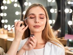 Waspada! 5 Dampak Berbahaya Jika Terlalu Sering Pakai Makeup, Bisa Kanker