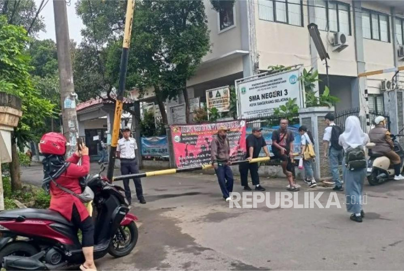 Dua SMAN di Tangsel Disegel Orang Tua, Kini Dibuka Lagi