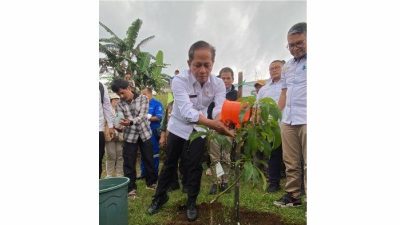 Menteri Lingkungan Hidup Pimpin Penanaman Pohon Nasional di Taman Safari Bogor