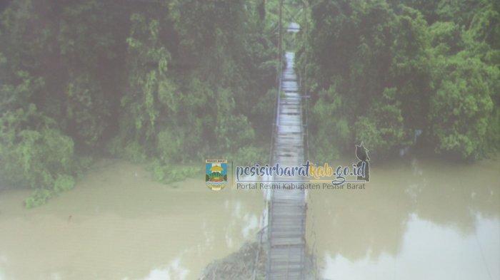 Bupati Pesibar Pantau Pembangunan Jembatan Way Pemerihan Rp3,7 Miliar
