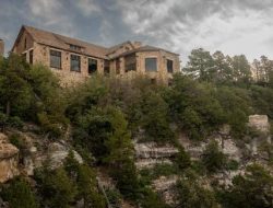 Kebakaran Hutan Hancurkan Pondok Ikonik di Grand Canyon