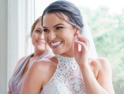Elegant bridal hairstyles: from classic updos to bouncy curls Elegant bridal hairstyles: from classic updos to bouncy curls