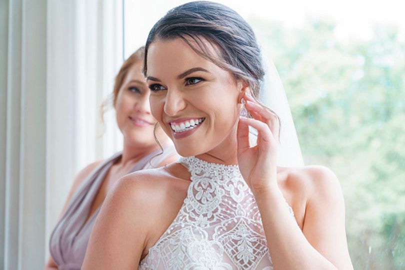 Elegant bridal hairstyles: from classic updos to bouncy curls