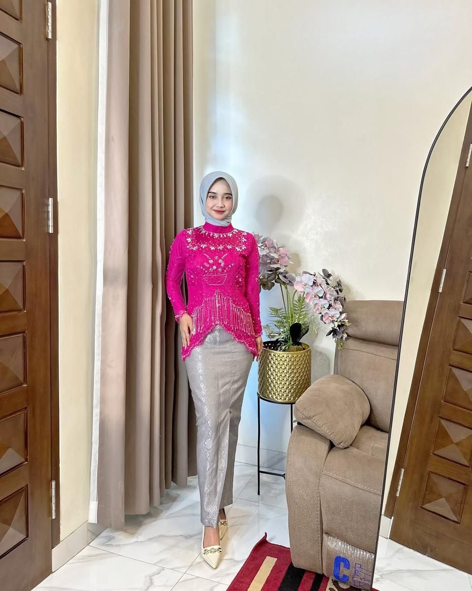 Kebaya Fuschia Cocok dengan Jilbab Apa? Lihat Pilihan Warna!