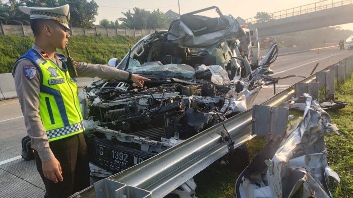 Pajero Sport Bak Keluar Mesin di Tol Semarang-Batang, Polisi Kejar Truk ke Barat